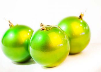 esfera laca de 6, 7, 8 , 9 10 cms de diametro en colores: rojo, rosa, plata, azul marino, verde limon, blanca perla, fiusha, morado, lila, azul turqueza, verde manzana, bronce y oro 