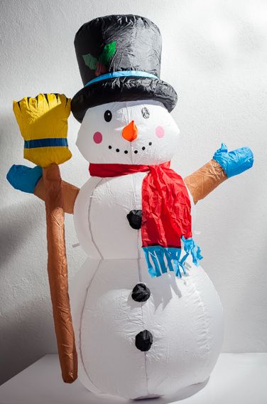 mu&ntilde;eco de nieve con escoba 120 cms modelo: WS-301318 